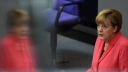 Merkelová doplácí na vstřícnost vůči uprchlíkům. Její popularita klesá