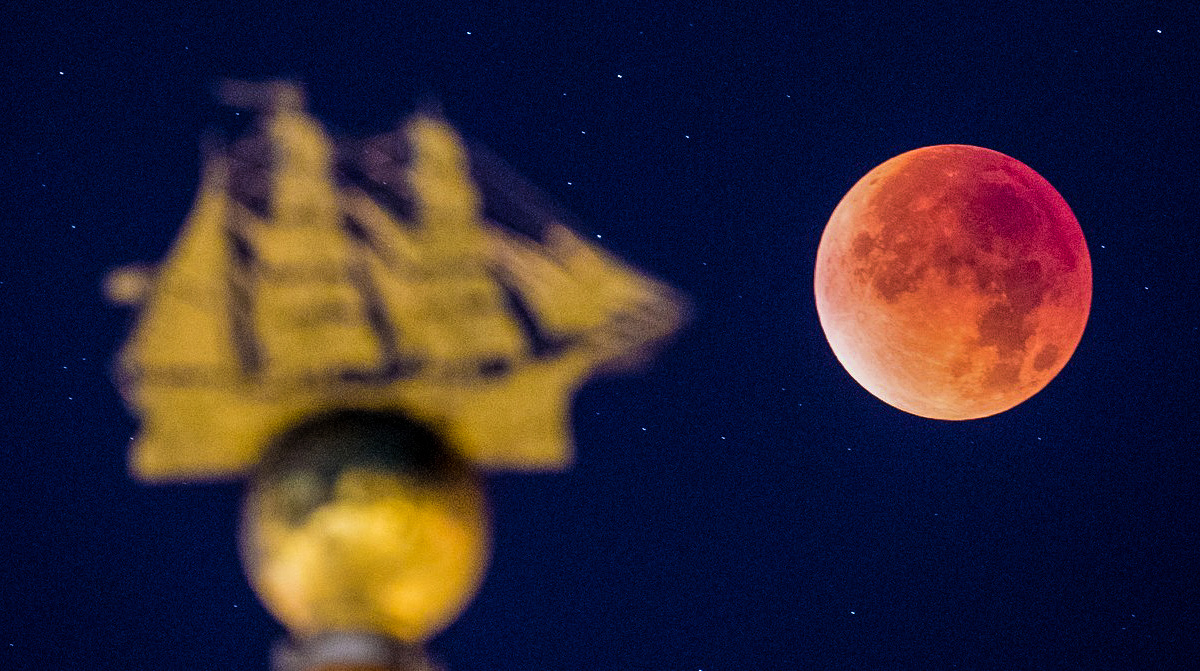 Úplné zatmění a superúplněk: Krvavý Měsíc byl vidět i v Česku