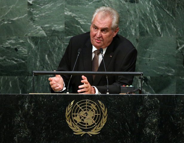 Neokupujme území, zaútočme na vůdce teroristů, navrhl Zeman v OSN