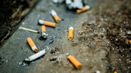 Pozor při cestách do Paříže. Zavedli tam pokuty za odhozené nedopalky