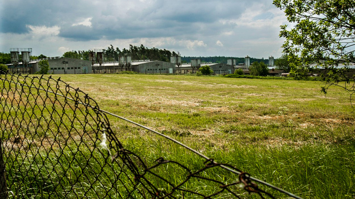 Europoslanci žádají zbourání vepřína v Letech