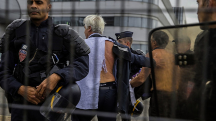 Lynčování v Air France: Odboráři zbili vedení firmy kvůli drastickým úsporám