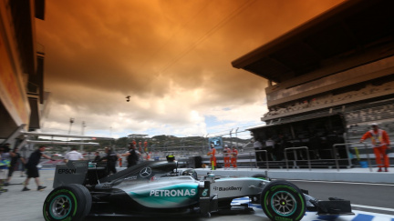 Hamilton v kvalifikaci opět chyboval, pole position bere Rosberg