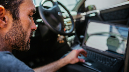 Na 'stočených' autech vydělají podvodníci víc, než zvládne utratit řada ministerstev