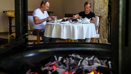 Zoufalý Putin a nastrčený Medveděv. Bílý dům uštědřil Moskvě diplomatický políček