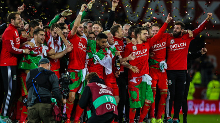 Půl století čekání je u konce! Walesem cloumá postupová euforie