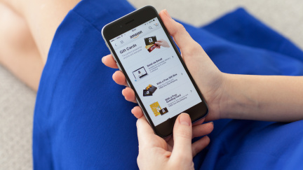 Amazon zažaloval autory falešných pochvalných recenzí