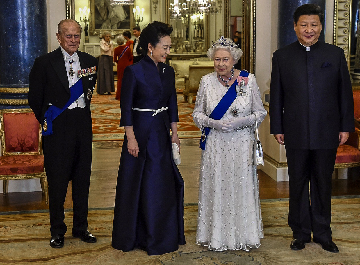 Jak čínské miliardy okouzlily britskou královnu