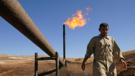 IS se naučil těžit ropu. Prodává ji pod cenou přes Turecko