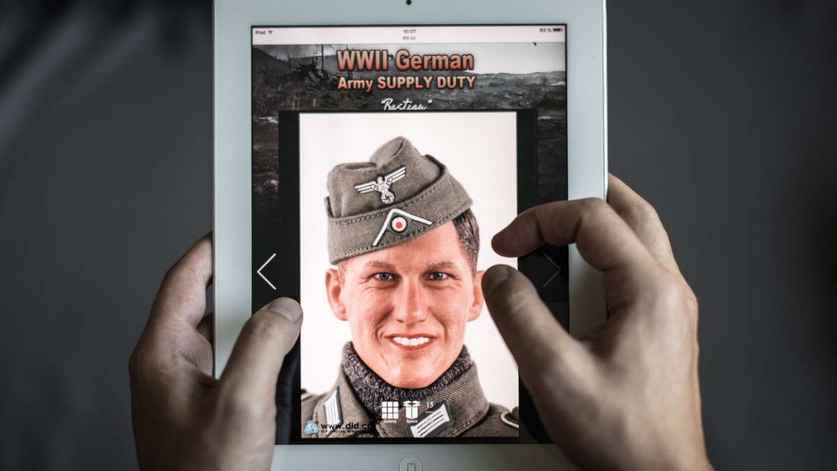 Fotbalista nacistickým vojákem. Schweinsteiger žaluje výrobce hraček