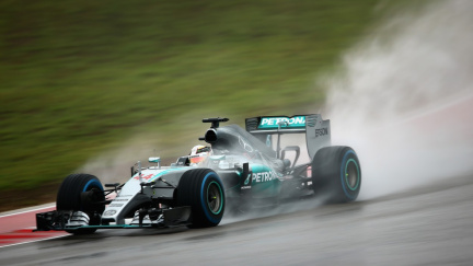 Hamilton vyhrál dramatický závod v Austinu a stal se trojnásobným světovým šampionem