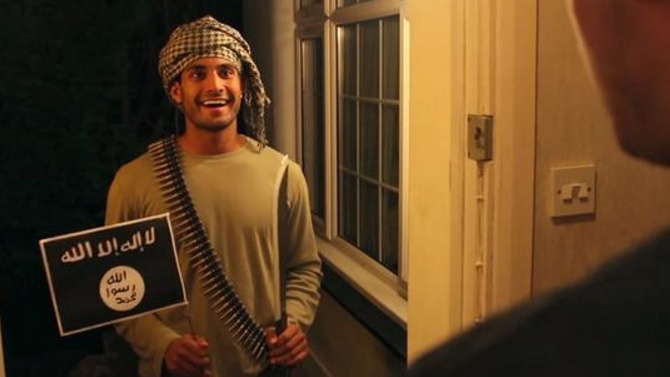 Halloweenské kostýmy? V USA 'letí' sebevražední atentátníci a lovci lvů