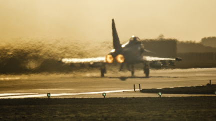 Britové se do operace v Sýrii nehrnou. Žádají po vládě jasnou strategii