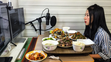 Noční přejídání v živém přenosu: Proč se na to dívají tisíce lidí?