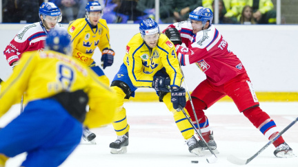 Čeští hokejisté vstoupili do nové sezóny vysokou prohrou se Švédy