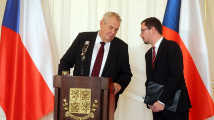 Euro ano, ale až se vyřeší budoucnost Řecka, myslí si Zeman