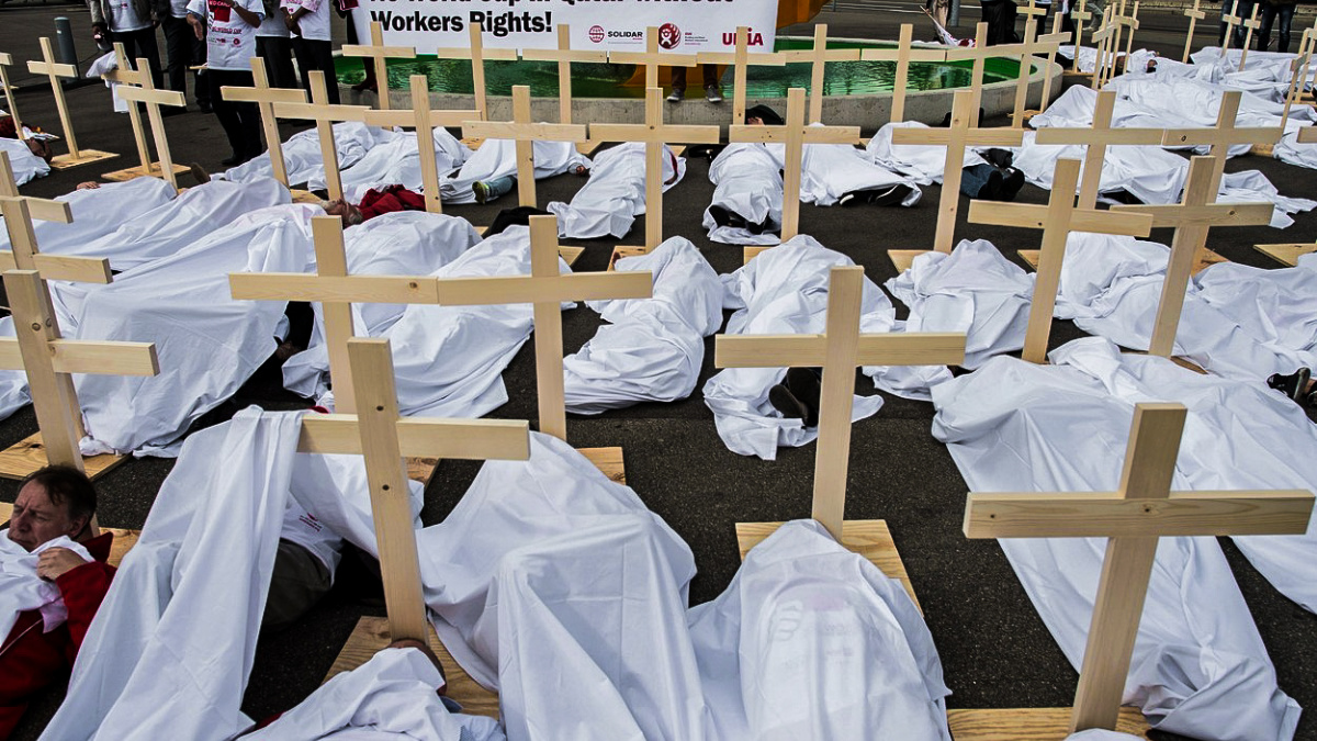 Katarské šílenství: Koupíme si mistrovství a otroci nám postaví luxusní město