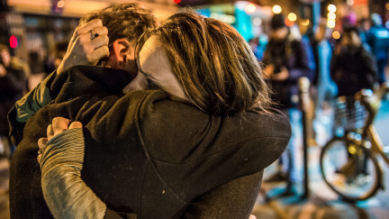 Odporný, nelidský zločin, říkají k pařížskému teroru Zeman a ostatní státníci