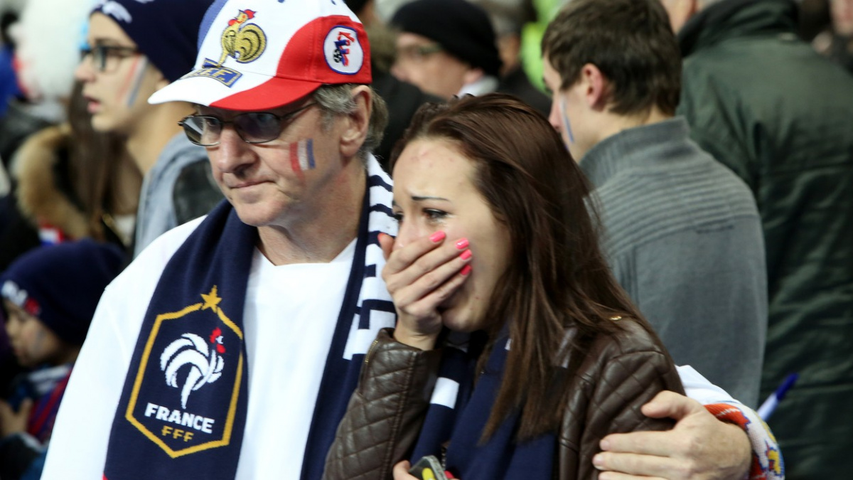 Němečtí fotbalisté nocovali na stadionu. Otřesená Paříž zrušila sportovní akce