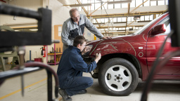 Mladé Čechy odchod do ciziny kvůli penězům moc neláká