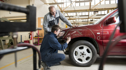 Mladé Čechy odchod do ciziny kvůli penězům moc neláká