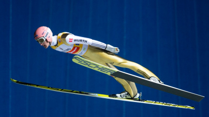 Čeští skokani skončili na úvod SP pátí, triumf slavili Němci
