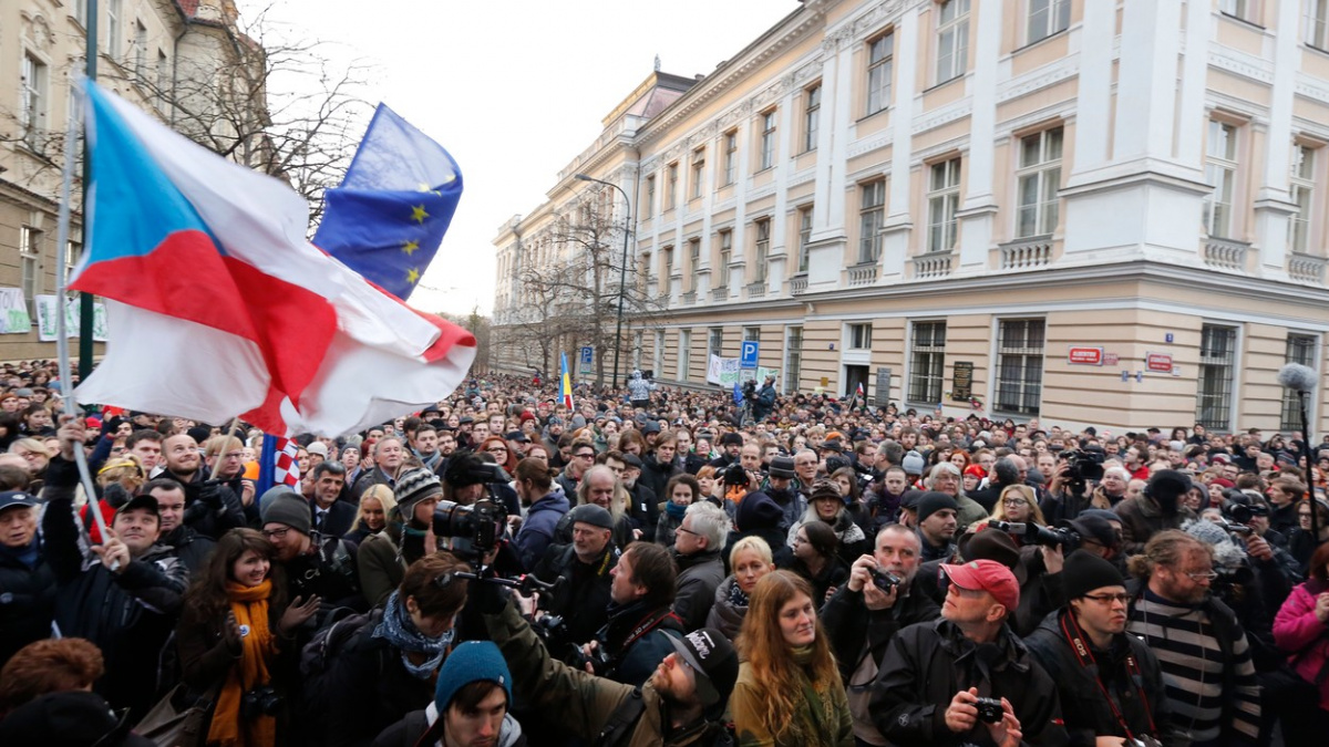 Náhradní oslavy 17. listopadu: Na Albertov přišly tisíce lidí
