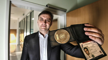 Exekutorský vykonavatel je úřední osobou, má právo na ochranu, rozhodl soud