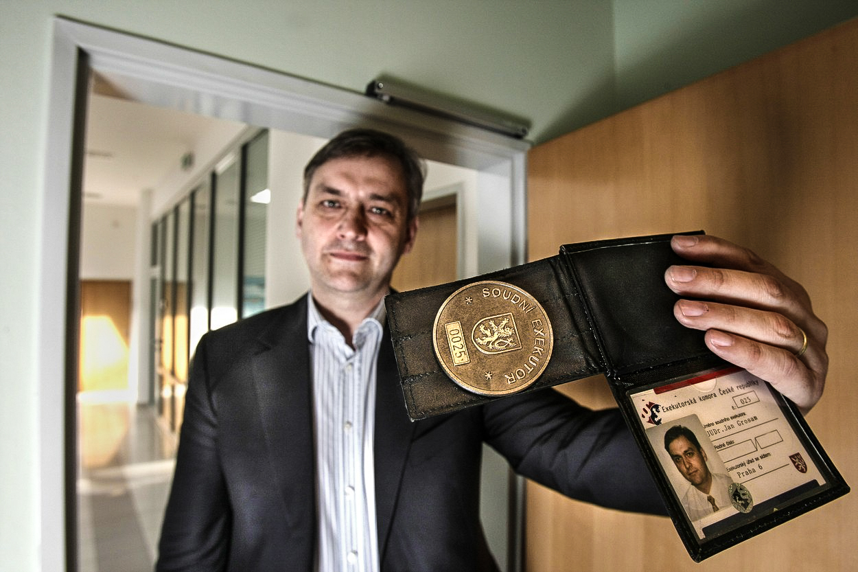 Exekutorský vykonavatel je úřední osobou, má právo na ochranu, rozhodl soud