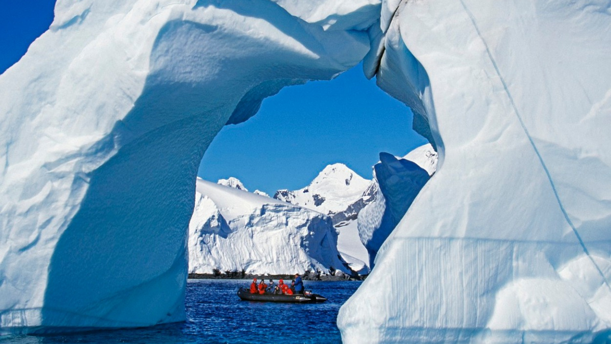 Pádlování mezi ledovci a nedotčená příroda. Turisté objevují polární oblasti