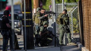 Jednotka SWAT zasahuje v San Bernardinu