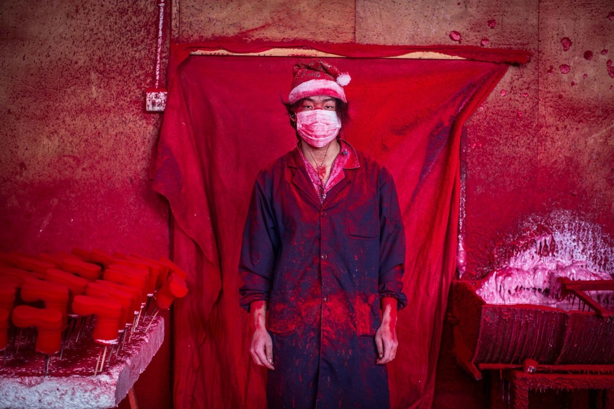 Drsná realita 'Santovy vesničky': Továrna na Vánoce v jihovýchodní Číně