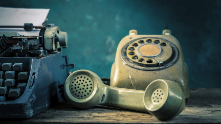 Budík nebo baterka: Co všechno jste už kvůli mobilům vyhodili do šrotu?