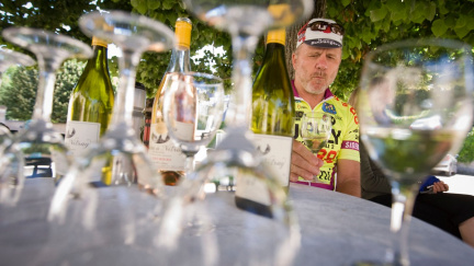 Cyklisté si skleničku beztrestně nedají, poslanci jim to nepovolili