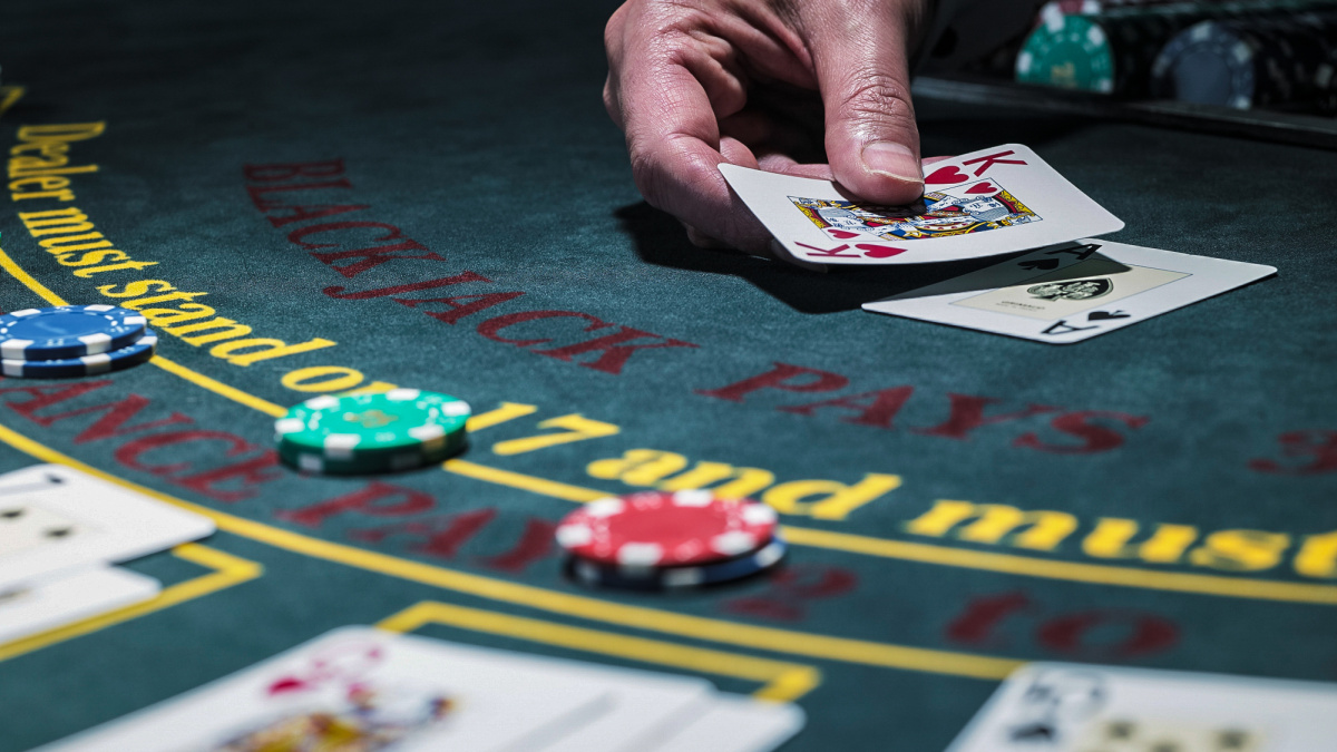 Přísnější regulace hazardu vykáže z heren pobírače dávek