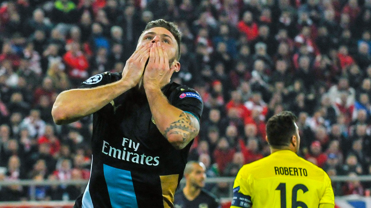 Giroud hattrickem zajistil Arsenalu postup, dál jde i Chelsea