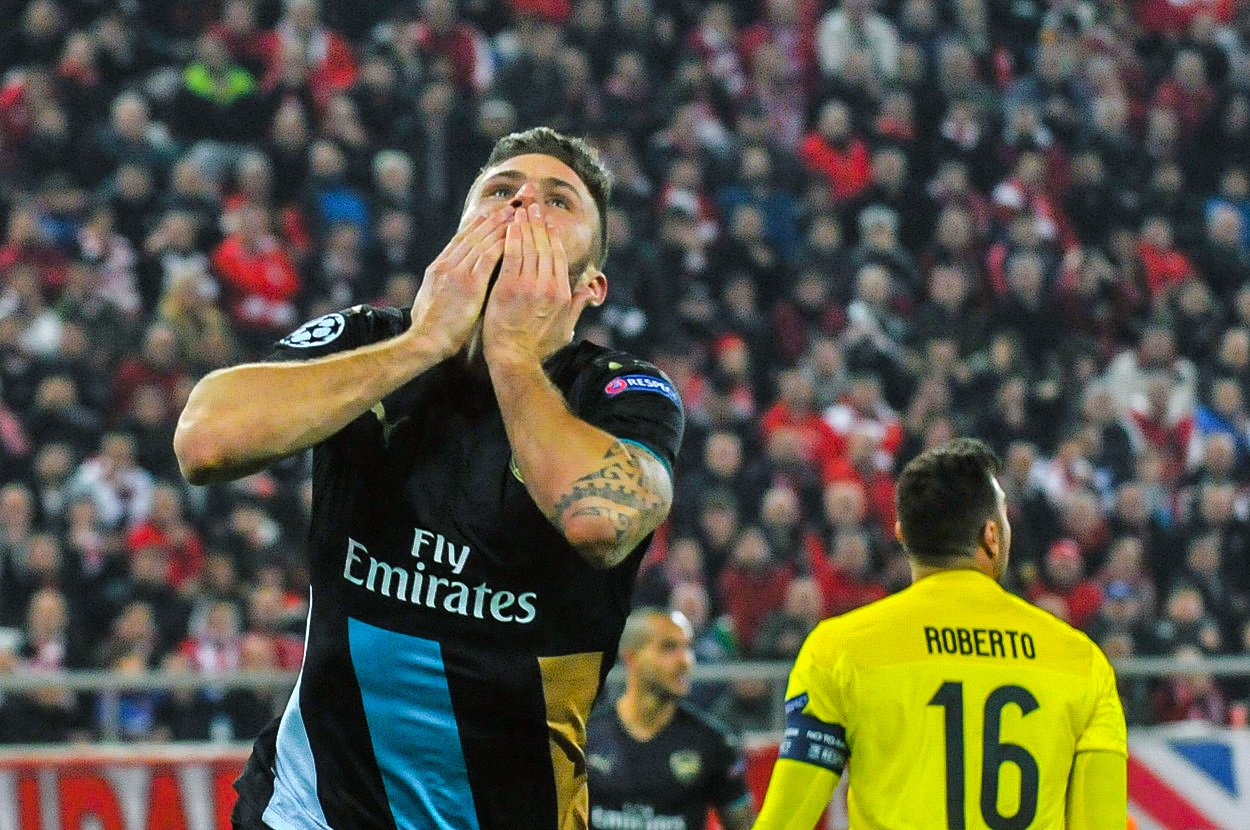 Giroud hattrickem zajistil Arsenalu postup, dál jde i Chelsea