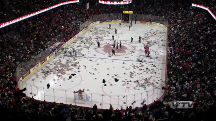 V Calgary pršeli plyšáci! Na led jich spadlo přes 28 tisíc