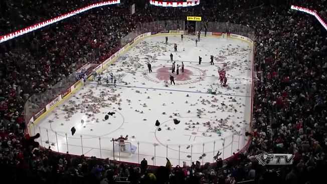 V Calgary pršeli plyšáci! Na led jich spadlo přes 28 tisíc