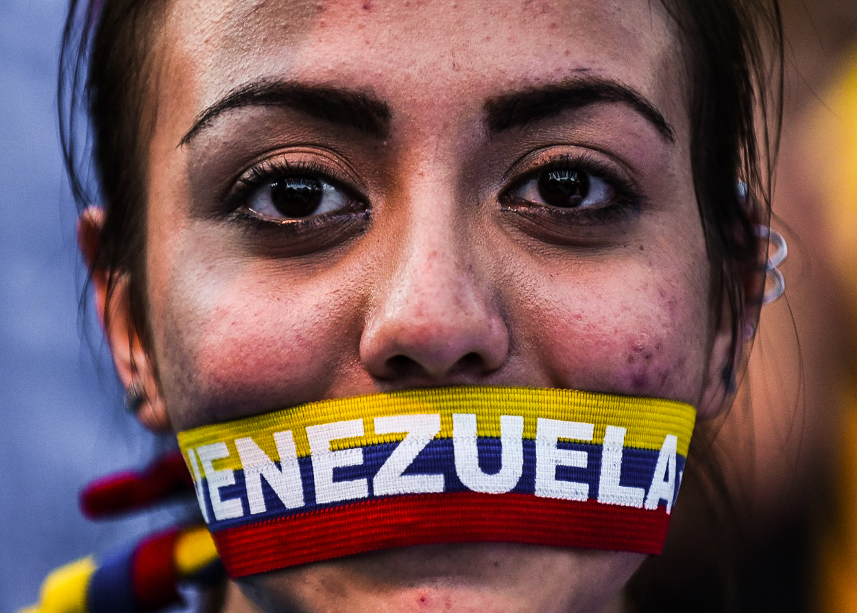 Venezuelská opozice slaví předčasně. Poslední slovo bude mít armáda