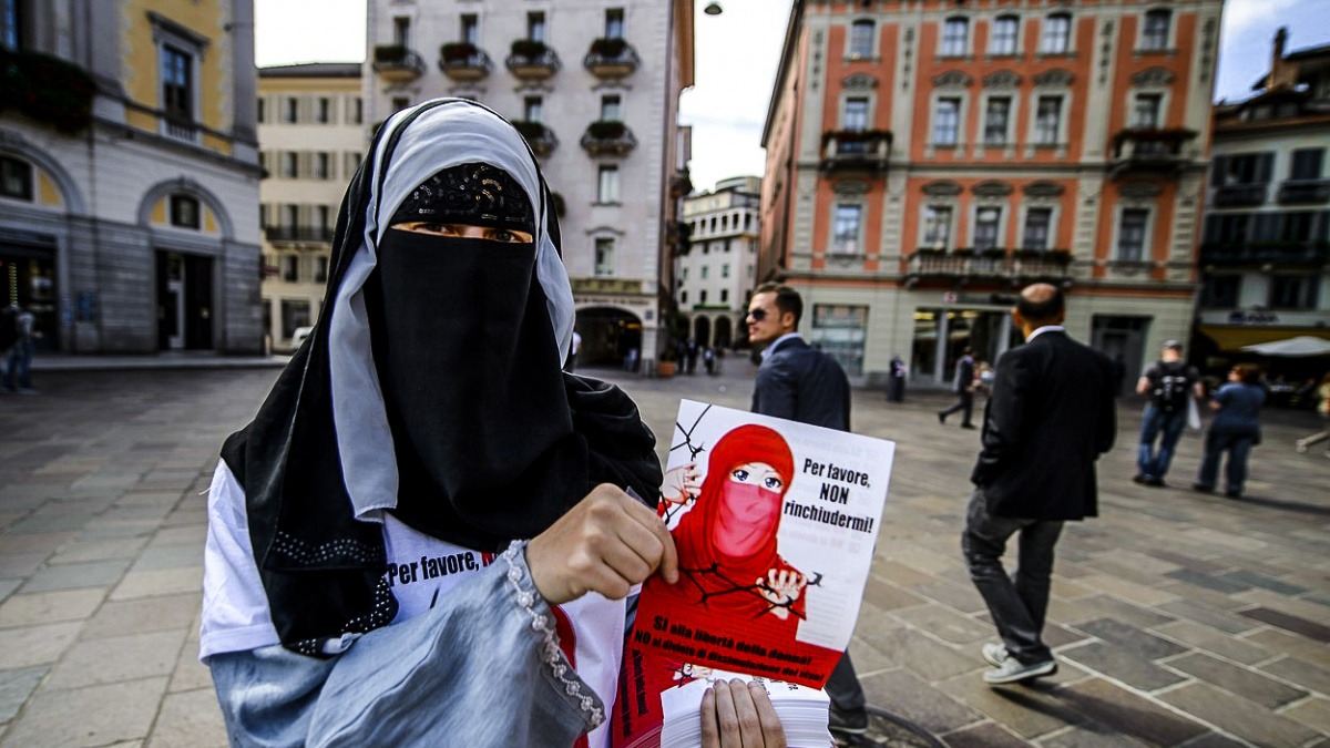 Burky dolů! Sundáme muslimkám závoje?