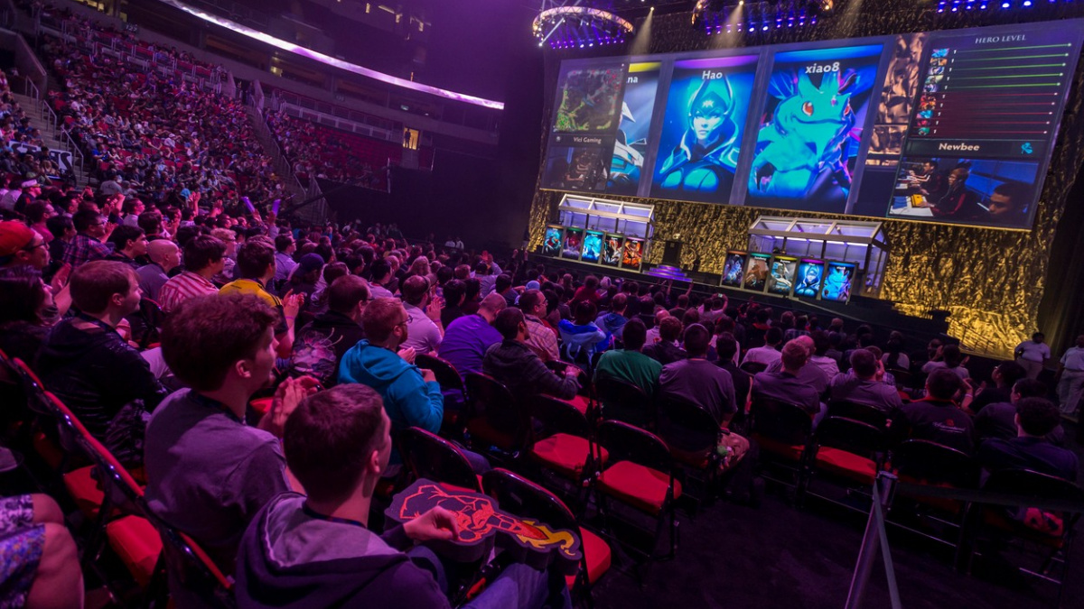 Zapomeňte na míč a na kopačky. Budoucnost sportu patří počítačovým hrám