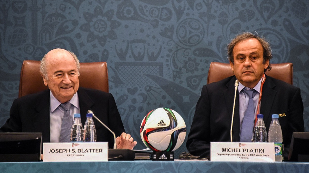 Blatter a Platini nesmějí osm let působit ve fotbale, rozhodla etická komise FIFA