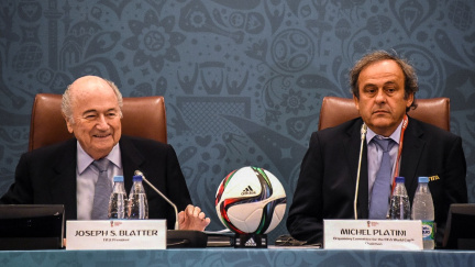 Blatter a Platini nesmějí osm let působit ve fotbale, rozhodla etická komise FIFA