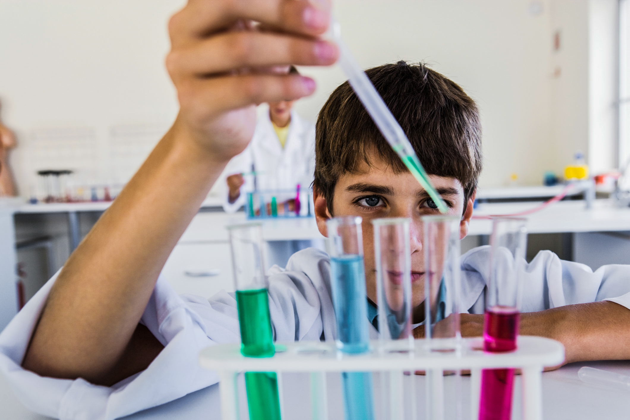 Konec chemie na školách? Vyhláška zakázala praktické pokusy
