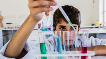 Konec chemie na školách? Vyhláška zakázala praktické pokusy