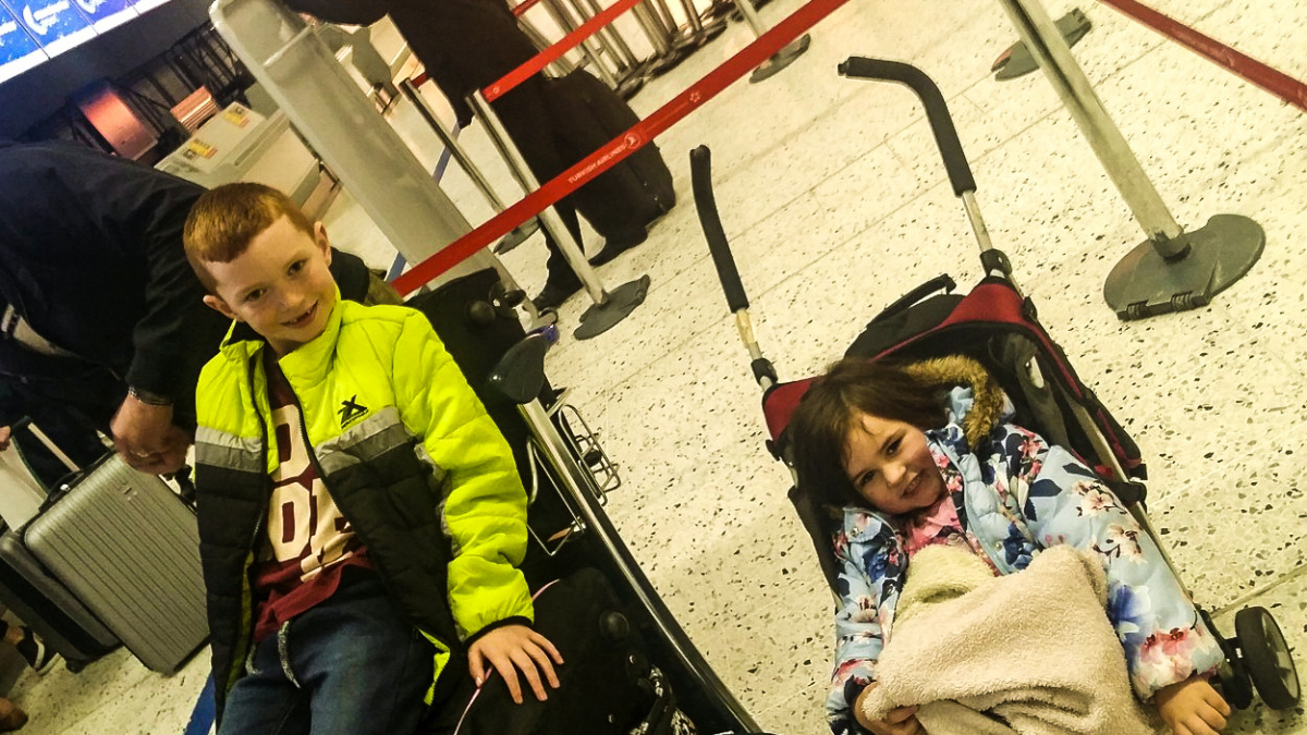 Rodina přišla o Vánoce u prarodičů, kvůli byrokracii ji nepustili do letadla