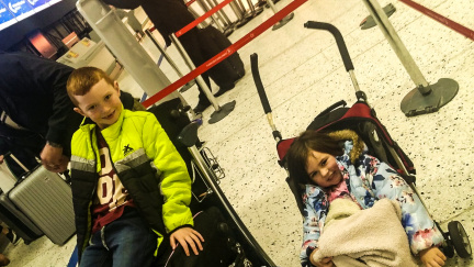 Rodina přišla o Vánoce u prarodičů, kvůli byrokracii ji nepustili do letadla