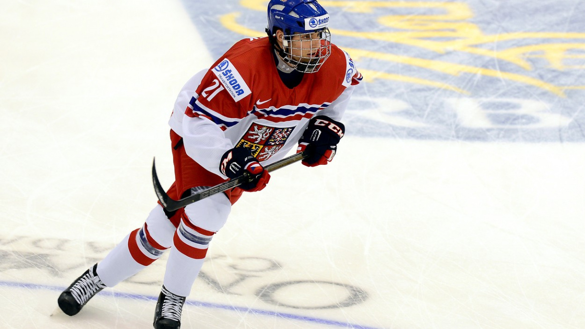 Česká hokejová dvacítka vybojovala na MS cenný bod, Rusům podlehla až po nájezdech