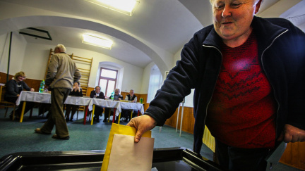 Komentář: Chroničtí nevoliči decimují evropskou demokracii. Na politiku kašlou